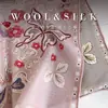 Bufanda cuadrada decorativa versátil de seda y lana para otoño e invierno con estampado floral de mariposas, bufanda de seda con borde enrollado a mano para mujer