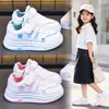 Zapatos para Niñas 2026 Otoño Nuevos Tenis de Cuero para Niñas con Velcro Calzado Casual Suela Suave Zapatos Blancos de Tabla