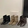 Botas de mujer de cuero suave con hebilla retro estilo páramo 2026 nuevo modelo punta fina botas cortas elegantes botas de montar a media pantorrilla de moda