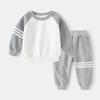 Ropa para Niños al por Mayor 2026 Otoño Nuevo Estilo Sudadera Rayada de Retazos para Niños Conjunto de Dos Piezas para Bebé Atuendo de Moda Primavera y Otoño
