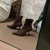 Botas elásticas Chuyuji estilo coreano de bico fino em camurça com salto fino para mulheres, botas curtas versáteis de corte justo, botas confortáveis estilo Martin com um visual estiloso