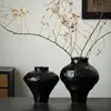 Vaso cerâmico rústico preto vintage estilo japonês, pote de cerâmica estilo wabi-sabi, peça decorativa para mesa de sala de estar de casa de temporada com senso de ambiente e adequado para flores secas