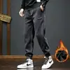 Pantalones deportivos tipo jogger de pana para hombre, estilo Hong Kong, nuevos para otoño e invierno, con forro polar y engrosados, pantalones largos casuales versátiles