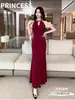 Impresionante y Sexy Vestido Rojo de Cola de Pez con Escote Halter Estilo Francés, Nuevo Estilo Ajustado que Ceñe la Cintura para Mujer