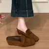 Primer Encuentro: Nuevos Zapatos de Mujer Verano 2026 - Mules Retro Versátiles que Aumentan la Altura, Punta Cerrada para Uso en Exteriores, Parte Superior de Gamuza