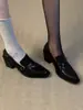 Sapatilhas versáteis de salto grosso, estilosas e que afinam para o trabalho, sapatos de couro estilo britânico com bico quadrado, saltos altos de outono, sapatos slip-on femininos, novo estilo