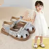 Sandálias Fechadas da Moda para Meninas 2026 Verão Novo Renda de Bebê Sapatos Romanos de Princesa Sola Macia Sapatos de Praia