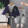 Conjunto de Roupa para Meninos Primavera e Outono 2026 Nova Moda Tendência Jaqueta de Baseball Suéter Conjunto de Três Peças Roupas Estilosas