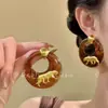 Pendientes de Resina con Estampado de Leopardo y Flor de Aguja Plateada Otoño e Invierno Estilo Retro Hong Kong Moda Pendientes Personalizados Lujo Accesible Pendientes de Gama Alta para Mujer