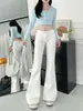 Calça jeans feminina branca, plus size, cintura alta, modelagem que emagrece, corte solto, levemente flare, adequada para baixinhas, não aperta nas pernas