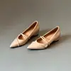 Zapatos de mujer Chuyuji estilo francés de punta con aumento de altura interno, zapatos bajos de moda envolventes, elegantes y versátiles, nuevo color plateado