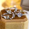 Anillo Retro Europeo de Tres Piezas con Rama Floral Blanca y Hojas, Diamante Blanco, Apilable Multicapa, Corona de Boca Cerrada, Joyería