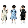 Conjunto de Roupas de Verão para Meninos 2026 Novo Estilo Lindo Bebê Bolsa Transversal Manga Curta Shorts Estilo Coreano Conjunto de Duas Peças Atacado