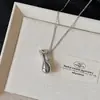 Colar Longo com Pingente de Bolsa Tecida Vintage para Mulheres 2025 Novo Acessório de Pescoço de Luxo Leve Nicho Temperamento