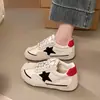 Zapatillas de entrenamiento alemanas para mujer que aumentan la altura, desgastadas, con estampado de estrellas, colección de otoño 2026 de moda, zapatos casuales retro de suela gruesa estilo Forrest Gump
