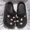Sapatos de Furo Verão Feminino Roupa Exterior 2024 Novo Estilo Sandálias EVA de Sola Grossa Antiderrapante Desodorante Chinelos de Praia para Mulheres