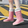 Botas de Chuva Femininas Cano Médio Moda Roupa Exterior Impermeáveis Botas de Chuva Estilo Japonês Salto Baixo Peça Única Veludo Quente Antiderrapante Resistente ao Desgaste Sapatos de Água para Mulheres