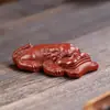 Mascota de Té de Arena Púrpura Yixing Adornos Pixiu Hechos a Mano Dahongpao León Atrae Fortuna Sentado Escultura de Accesorios para Juego de Té Se Puede Criar