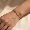 Pulseira de Aço Titânio com Contas Redondas Peixe Duplo para Mulheres, Design Versátil de Nicho Novo, Luxo Leve, Sensação de Alto Padrão, Pulseira Exquisita e que Não Desbota