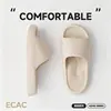 Pantuflas de EVA con tacto suave para mujer, sandalias cómodas de suela gruesa antideslizantes para verano, interior, hogar, baño, venta al por mayor para hombre