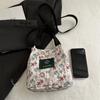 Bolso Cubo Floral para Mujer 2025 Verano Nueva Moda Retro Florido Personalizado Casual Hombro Cruzado