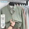 [100% algodão de fibra longa] Camisa masculina de manga longa com colarinho abotoado, adequada para uso business casual, com tecido Oxford de trama americana retrô