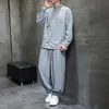 Novo terno de estilo chinês com gola alta, abotoamento diagonal e textura para homens, apresentando uma camisa de cor sólida, corte solto e calças tipo lanterna, um conjunto casual de duas peças