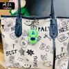Llavero con colgante de mochila con diseño de coche de carreras de dibujos animados creativo especial para estudiantes y niños