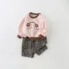 Conjunto de Dos Piezas con Estampado de Gatito de Dibujos Animados Otoñal para Bebé Niña, Top de Cuello Redondo, Pantalones Largos con Estampado de Leopardo para Bebé, Atuendo Elegante