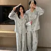 KXM Coleção Nova de Outono Love Island Início do Outono Algodão Tencel Roupa de Casa Masculino e Feminino Listras de Desenho Gola Conjunto de Pijama para Casal