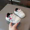 Nuevos Zapatos Casuales para Niños Otoño/Invierno 2026 Lindos de Dibujos Animados Cálidos con Felpa Puntera de Concha Unisex Versátiles Zapatos de Tabla