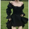 Vestido de noche strapless con un toque de lujo ligero y alta gama, de aspecto de hada, ultra-hada, diseño estilo bosque, con pliegues irregulares, vestido negro