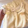 Pijama feminino de verão estilo minimalista xadrez amarelo, conjunto de duas peças com camisola e shorts, pode ser usado fora de casa como roupa caseira