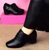 Boca funda salto médio sola macia versátil casual sapatos de couro macio mãe 2026 Outono novo estilo britânico slip-on sapatos de couro單 (single) feminino