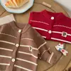 Roupas Infantis Outono e Inverno Suéter de Bebê Conjunto de Cardigan Tricotado Meninos e Meninas Estilo Coreano Listrado Quente Conjunto de Duas Peças Versátil