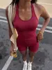 Novo conjunto esportivo europeu e americano sem costura com gola halter para mulheres, apresentando um design traseiro estiloso, shorts de cintura alta e um efeito de levantamento de quadril; um conjunto de calça de yoga transfronteiriço