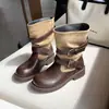 Fivela de cinto de moda europeia e americana, salto plataforma, botas empilhadas para mulheres, novo estilo 2026, botas de montaria com retalhos, botas de cano médio, botas de trabalho