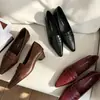 Sapatos scarpin femininos rasos de couro macio com bico quadrado retrô, novidade outono 2026, estilo britânico versátil, salto baixo, sem cadarço