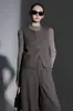 Elegante e sofisticada blusa regata e casaco para mulheres, com design de cinto na cintura, calças de perna reta e perna larga, e um novo conjunto de colete e calças outono/inverno.