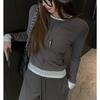 Camiseta Interna Cinza Estilo Coreano Falsa Duas Peças de Manga Longa para Mulheres, Camisa Base Emagrecedora para Outono e Inverno com Toque de Luxo, Top de Ombro Normal para Usar por Cima