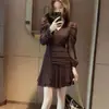 Elegante vestido de manga larga con cuello en V y color marrón Maillard de estilo francés para mujer, nuevo modelo de principios de otoño 2026, combinado con una minifalda de lunares.
