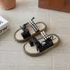 Sandálias Birkenstock Femininas com Tira para Dedo Sweet de Uma Tira 2026 Verão Novas Pérola de Praia Flat Laço Chinelos