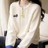 Suéter Superior de Ropa Exterior Primavera y Otoño 2026, Juvenil y Elegante, Bloque de Color de Moda, Bordado de Caballo Pequeño, Cárdigan de Punto de Manga Larga para Mujer