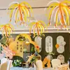 Decoración de Escena de Aula para Fiesta de Año Nuevo 2026 con Fuegos Artificiales Rojos y Dorados, Globos Largos, Ambiente de Reunión Anual de Empresa