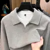 Camisa polo de hombre de manga larga con cuello camisero de tela texturizada estilo 'old money', camiseta de punto casual de cuello en V pequeño, sudadera de imitación de dos piezas para uso diario para hombre
