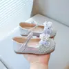 Zapatos de princesa estilo coreano, nuevo estilo primavera y otoño, zapatos de bebé de cuero con forma de corazón para niñas, modernos, cómodos, de suela blanda, zapatos de vestir de nicho.