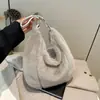 Bolso de Hombro de Felpa Nuevo Otoño e Invierno 2026 para Mujer, Bolso Cruzado de Piel Sintética de Visón de Gran Capacidad, Bolso de Mano Versátil para el Trabajo