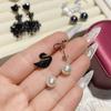 Brincos de luxo estilo escuro com diamantes incrustados em camélia, banhados a ouro preto, brincos de pedras preciosas com laço da moda, tudo combinando