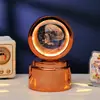 Bola de Cristal Transfronteiriça Base Giratória com Textura de Madeira Luminária Noturna Brilhante Lâmpada do Céu Estrelado 3D Decoração de Mesa Presente Criativo de Feriado