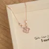 Collar de Flor de Trébol de Cuatro Hojas de Madreperla Rosa para Mujer, Diseño de Nicho de Lujo Ligero, Cadena de Clavícula de Gama Alta, Accesorio Versátil